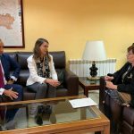 Angela de Miguel y Felix Sanz hablan con la Subdelegada del Gobierno
