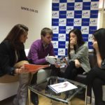 Dos alumnas del IES Condesa Eylo y los responsables de comunicación y comercial
