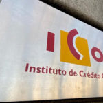 ep placa con el logo del ico instituto del credito oficial en una de las puertas de acceso de la 780x440