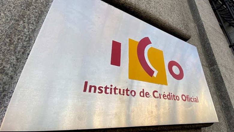 ep placa con el logo del ico instituto del credito oficial en una de las puertas de acceso de la 780x440