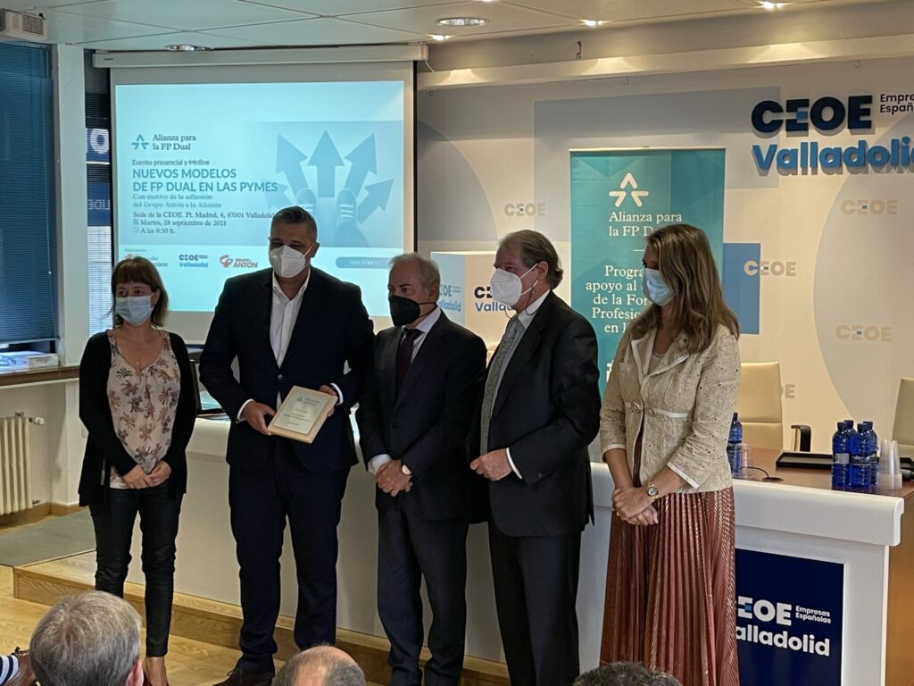 Entrega placa FP Dual a Grupo Anton