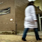 Acceso a un centro de salud de Valladolid. - Foto: J. Tajes