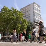 Varias personas caminan en la intersección del Paseo de Zorrilla con Puente Colgante. Alberto Mingueza ENC