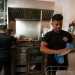 Camareros en la cocina