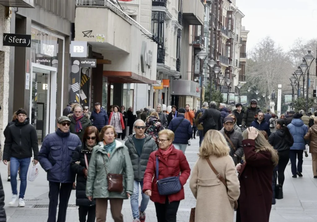Varias personas caminan por la calle Santiago, este jueves en Valladolid. Carlos Espeso.