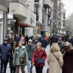 Varias personas caminan por la calle Santiago, este jueves en Valladolid. Carlos Espeso.