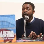 Roland Fosso, durante su visita a Valladolid para presentar 'La última frontera', invitado por Encuentro y Solidaridad. Rodrigo Jiménez Valladolid Roland Fosso, el hombre que sobrevivió a dos cementerios y le metió un gol a la xenofobia El activista camerunés presenta en Valladolid 'La última frontera', un libro en el que narra su experiencia migratoria y con el que invita a derribar prejuicios