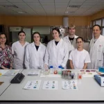 La profesora Miriam Herrero, los alumnos, Paula M., Irene, Ana, Mario y Paula R. y el profesor Luis Miguel Cabezas en uno de los laboratorios de este instituto vallisoletano Iván Tomé