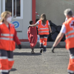 Efectivos de Cruz Roja atienden a un menor migrante en Canarias Efe