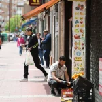 1Varias personas, en la avenida de Palencia. José C. Castillo