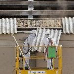 Dos trabajadores retiran placas de uralita (Foto: ICAL)