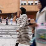 Varias personas caminan por General Shelly, frente a la Escuela de Idiomas, en Delicias. Alberto Mingueza