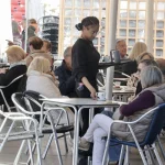 Una camarera sirve a una pareja en una terraza de la Plaza Mayor de Valladolid. Carlos Espeso