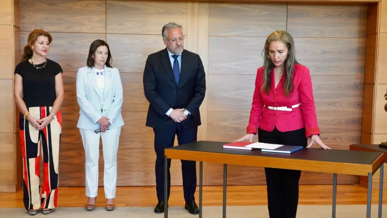 La nueva letrada mayor de las Cortes de Castilla y León, Laura Seseña, durante su toma de posesión