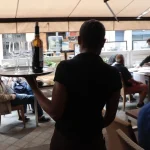 Imagen de demanda de camareros. C. Espeso