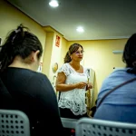 Charla informativa ofrecida este pasado jueves por la abogada Judith Sobrino, de la ONG Procomar Valladolid Acoge, para poder atender en grupo a extranjeros afectados por el nuevo reglamento. - Foto: Jonathan Tajes